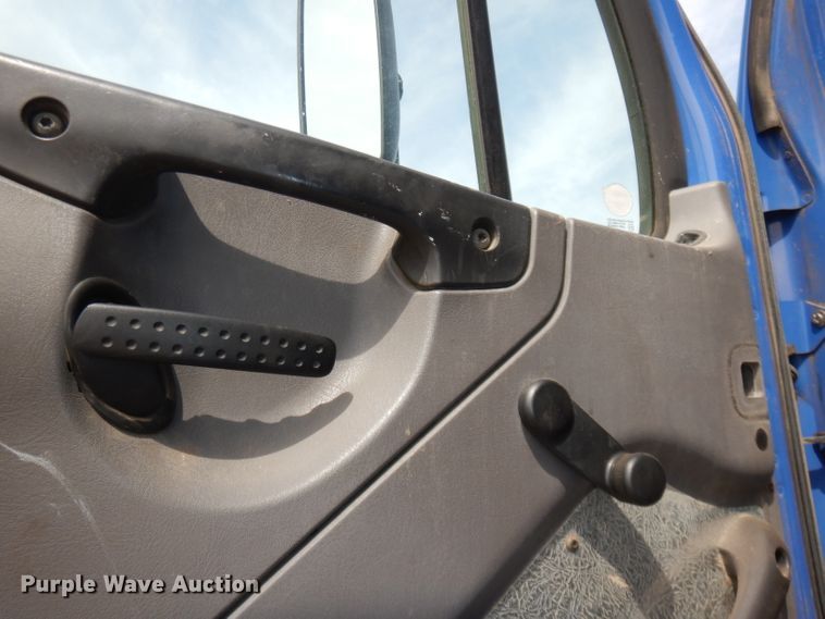 image for item DI6570 2011 Freightliner Business Class M2  refuse truck