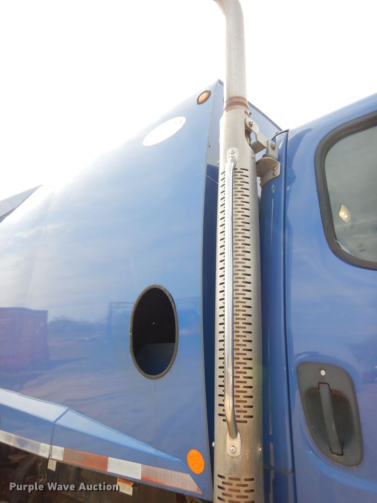 image for item DI6570 2011 Freightliner Business Class M2  refuse truck