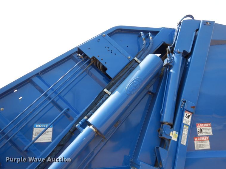 image for item DI6570 2011 Freightliner Business Class M2  refuse truck