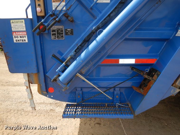 image for item DI6570 2011 Freightliner Business Class M2  refuse truck