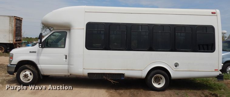 image for item DI6573 2011 Ford Econoline E450 Super Duty  shuttle bus