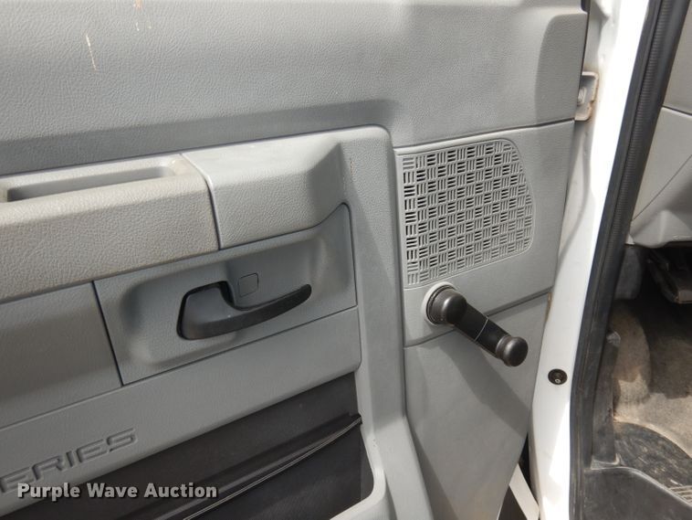 image for item DI6573 2011 Ford Econoline E450 Super Duty  shuttle bus