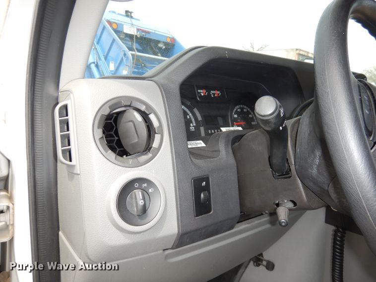 image for item DI6573 2011 Ford Econoline E450 Super Duty  shuttle bus