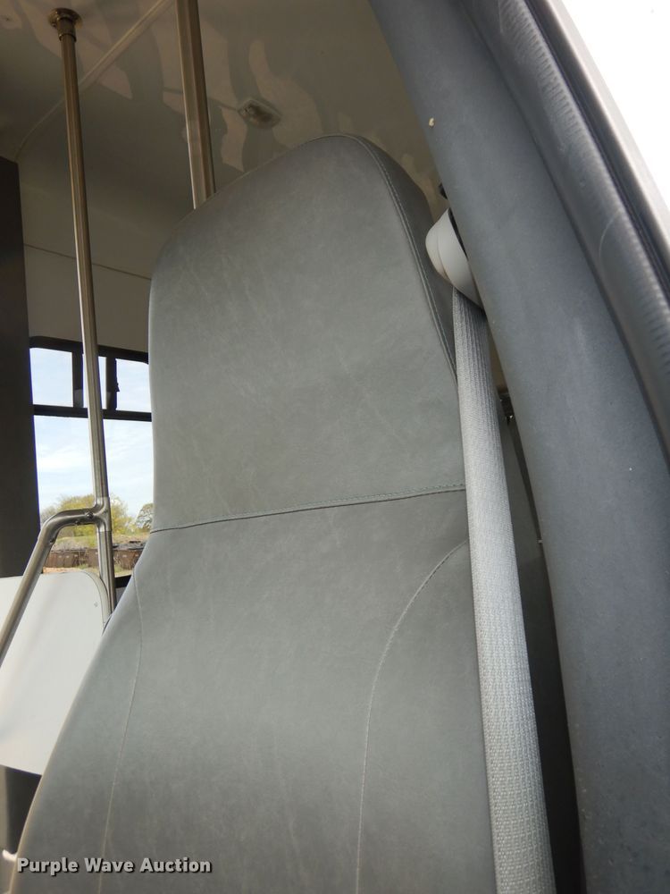 image for item DI6573 2011 Ford Econoline E450 Super Duty  shuttle bus