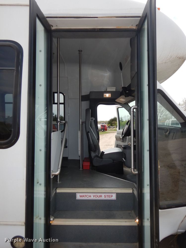 image for item DI6573 2011 Ford Econoline E450 Super Duty  shuttle bus