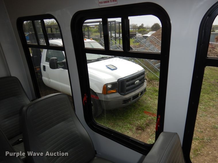 image for item DI6573 2011 Ford Econoline E450 Super Duty  shuttle bus