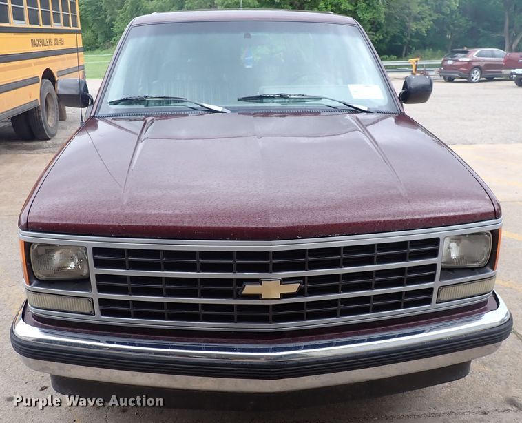 image for item DJ5717 1993 Chevrolet Suburban 1500  SUV