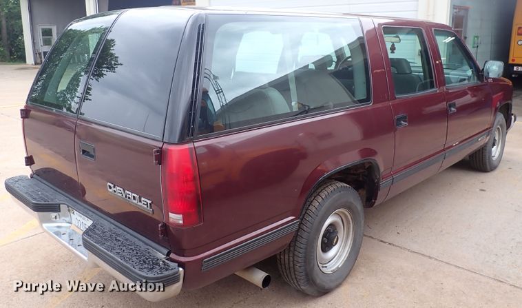 image for item DJ5717 1993 Chevrolet Suburban 1500  SUV