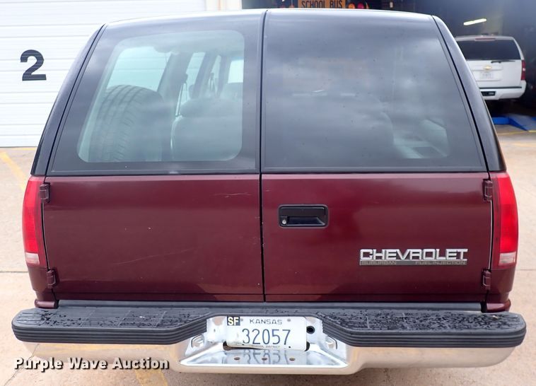 image for item DJ5717 1993 Chevrolet Suburban 1500  SUV