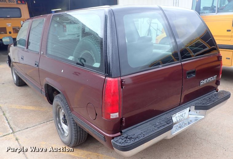 image for item DJ5717 1993 Chevrolet Suburban 1500  SUV