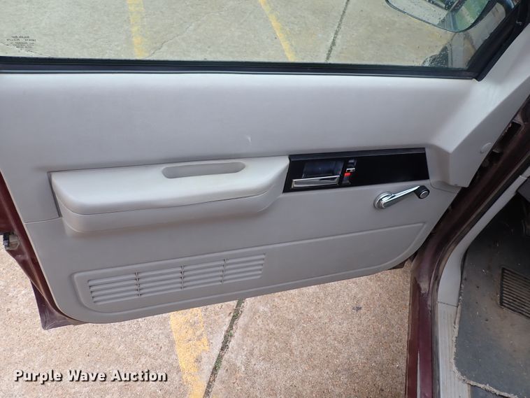 image for item DJ5717 1993 Chevrolet Suburban 1500  SUV