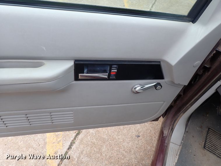 image for item DJ5717 1993 Chevrolet Suburban 1500  SUV