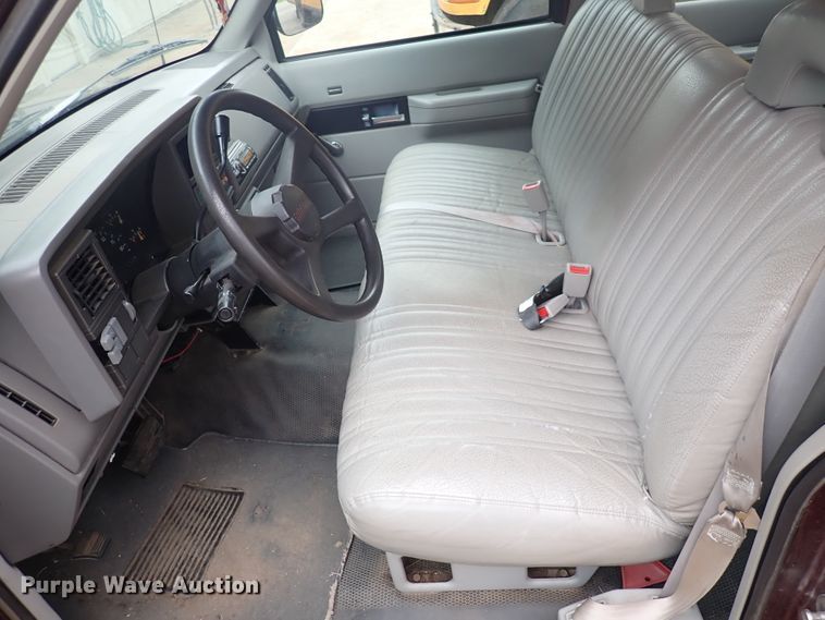 image for item DJ5717 1993 Chevrolet Suburban 1500  SUV