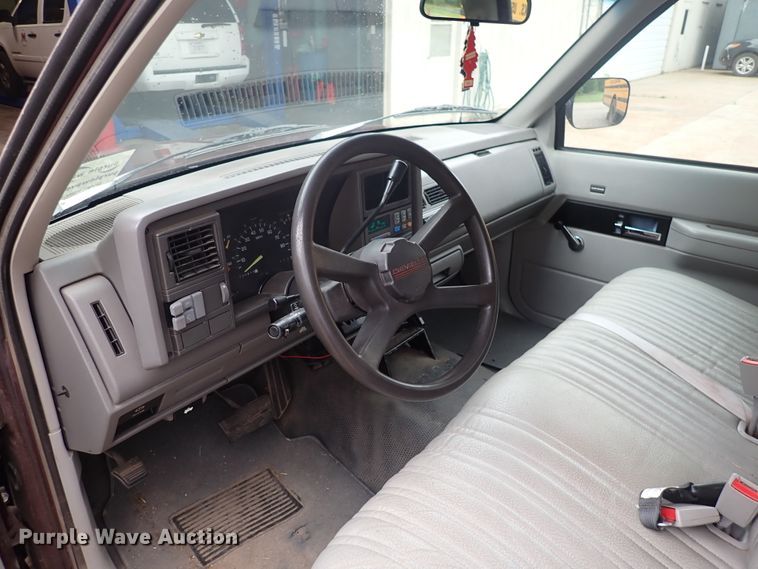 image for item DJ5717 1993 Chevrolet Suburban 1500  SUV