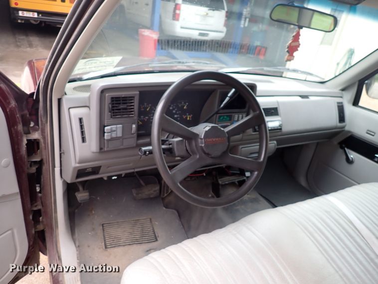 image for item DJ5717 1993 Chevrolet Suburban 1500  SUV