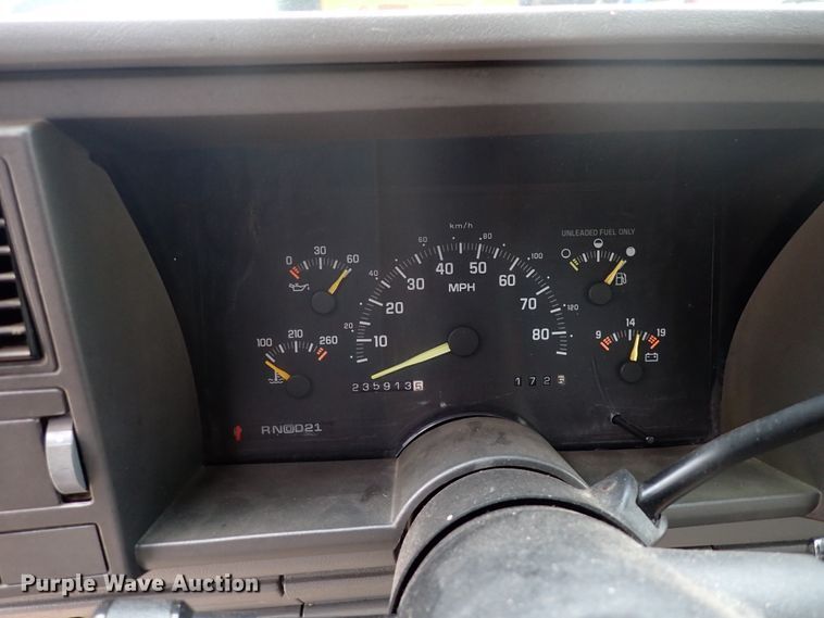 image for item DJ5717 1993 Chevrolet Suburban 1500  SUV