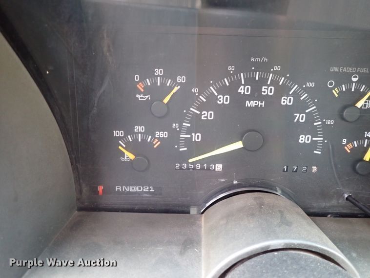 image for item DJ5717 1993 Chevrolet Suburban 1500  SUV