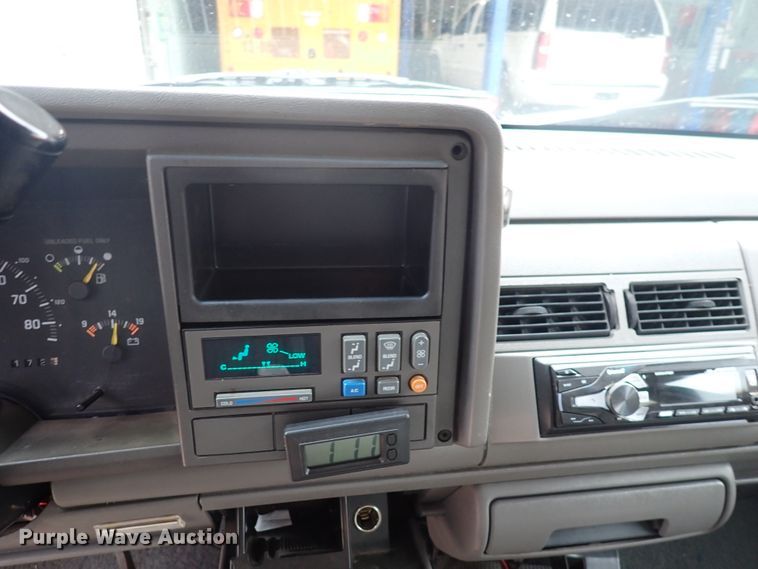 image for item DJ5717 1993 Chevrolet Suburban 1500  SUV