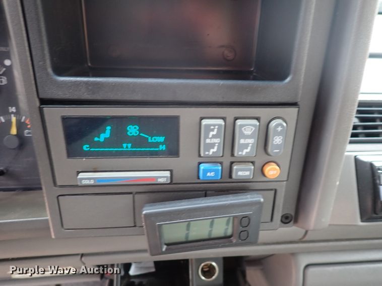 image for item DJ5717 1993 Chevrolet Suburban 1500  SUV