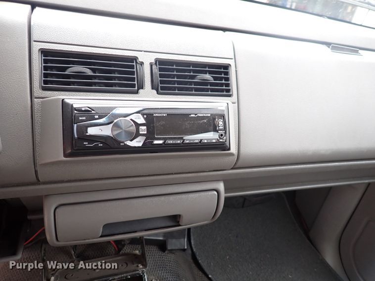 image for item DJ5717 1993 Chevrolet Suburban 1500  SUV