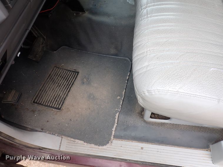 image for item DJ5717 1993 Chevrolet Suburban 1500  SUV