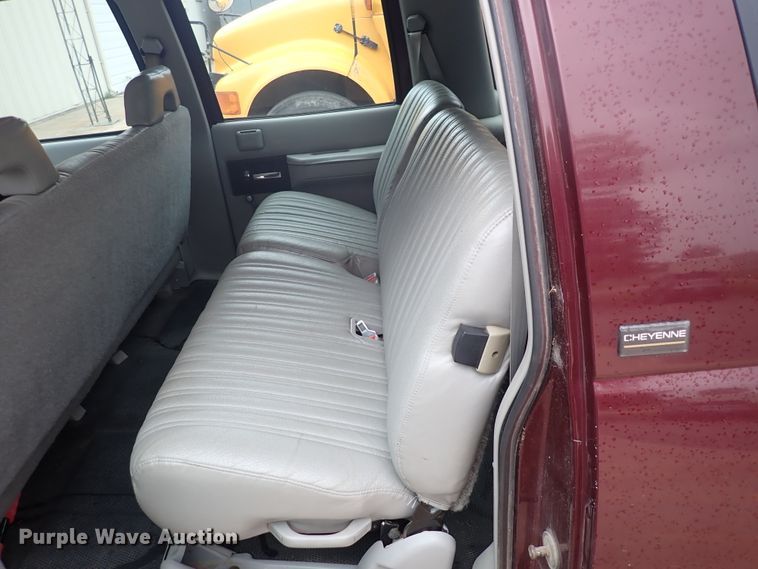 image for item DJ5717 1993 Chevrolet Suburban 1500  SUV