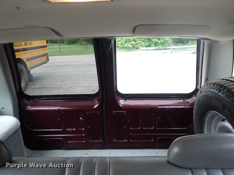 image for item DJ5717 1993 Chevrolet Suburban 1500  SUV