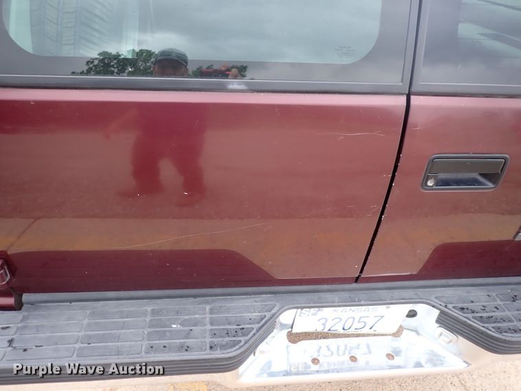 image for item DJ5717 1993 Chevrolet Suburban 1500  SUV