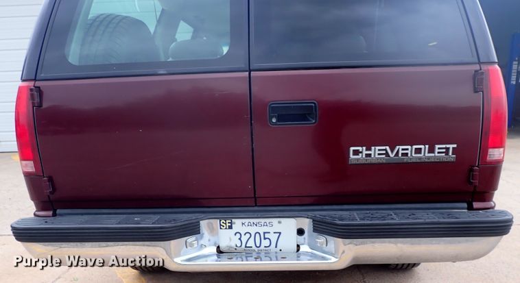 image for item DJ5717 1993 Chevrolet Suburban 1500  SUV