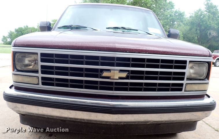 image for item DJ5717 1993 Chevrolet Suburban 1500  SUV