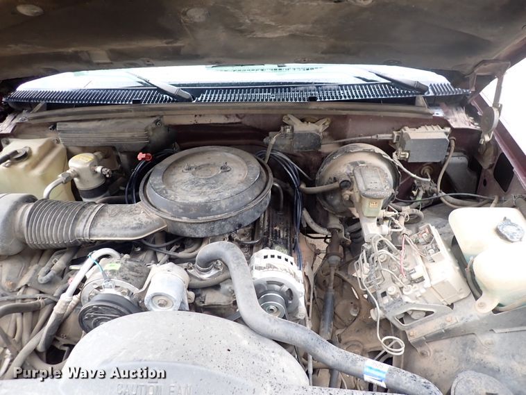 image for item DJ5717 1993 Chevrolet Suburban 1500  SUV