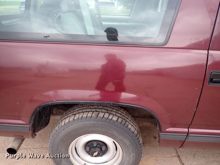 image for item DJ5717 1993 Chevrolet Suburban 1500  SUV