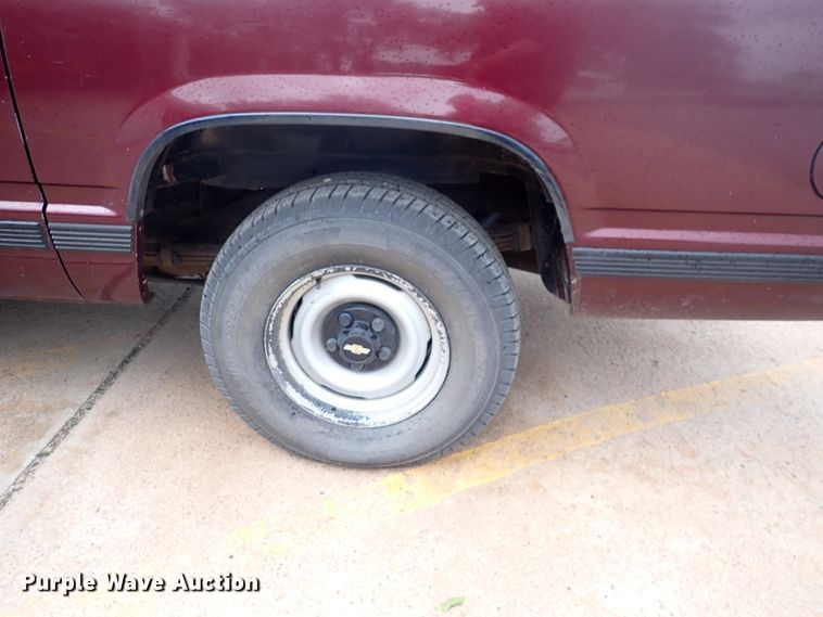 image for item DJ5717 1993 Chevrolet Suburban 1500  SUV