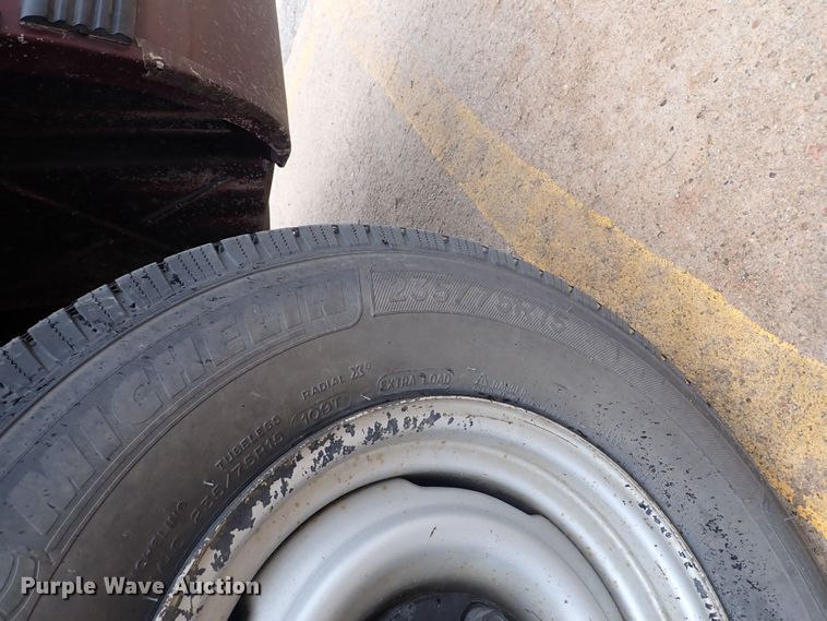 image for item DJ5717 1993 Chevrolet Suburban 1500  SUV