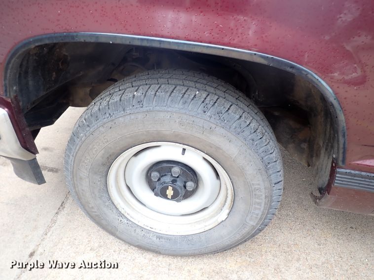 image for item DJ5717 1993 Chevrolet Suburban 1500  SUV