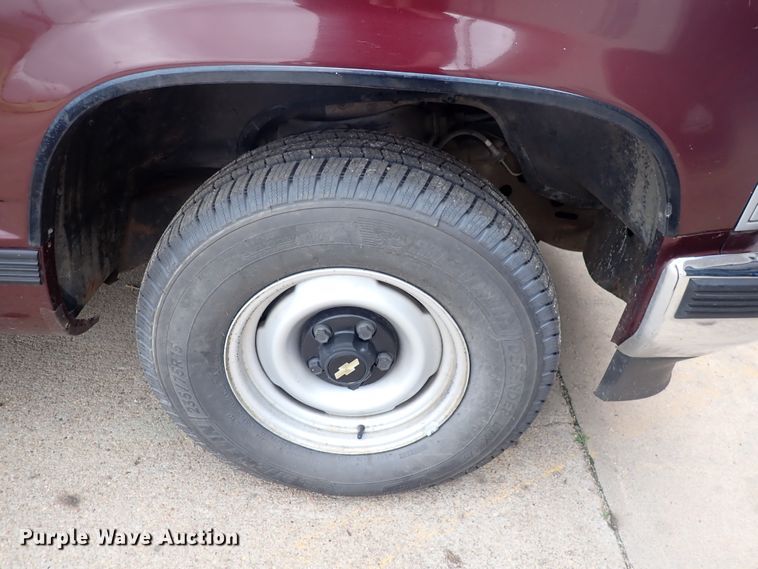 image for item DJ5717 1993 Chevrolet Suburban 1500  SUV