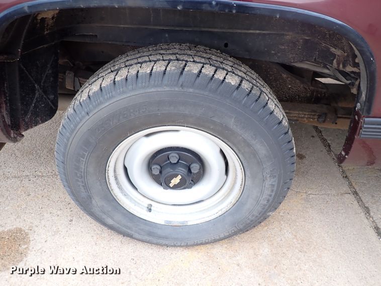 image for item DJ5717 1993 Chevrolet Suburban 1500  SUV