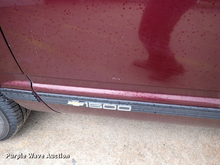 image for item DJ5717 1993 Chevrolet Suburban 1500  SUV