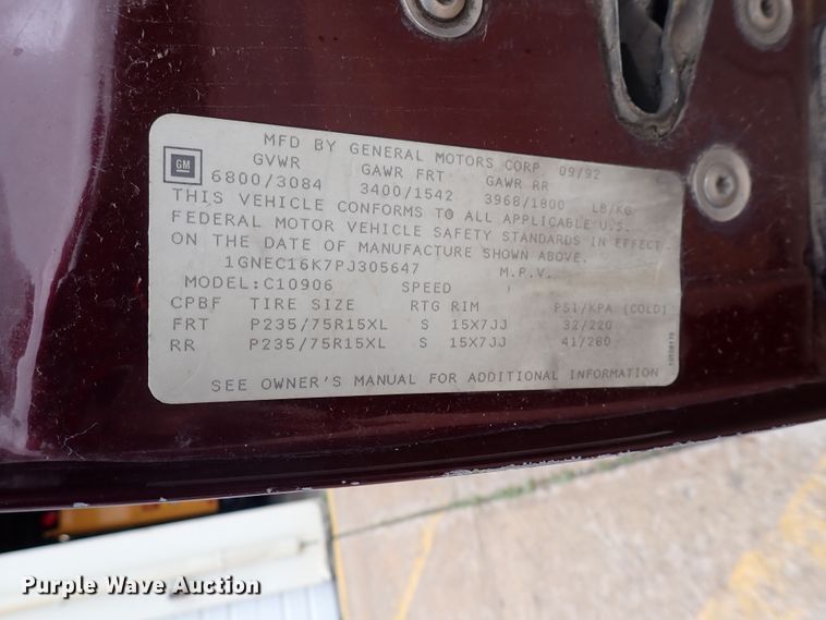 image for item DJ5717 1993 Chevrolet Suburban 1500  SUV