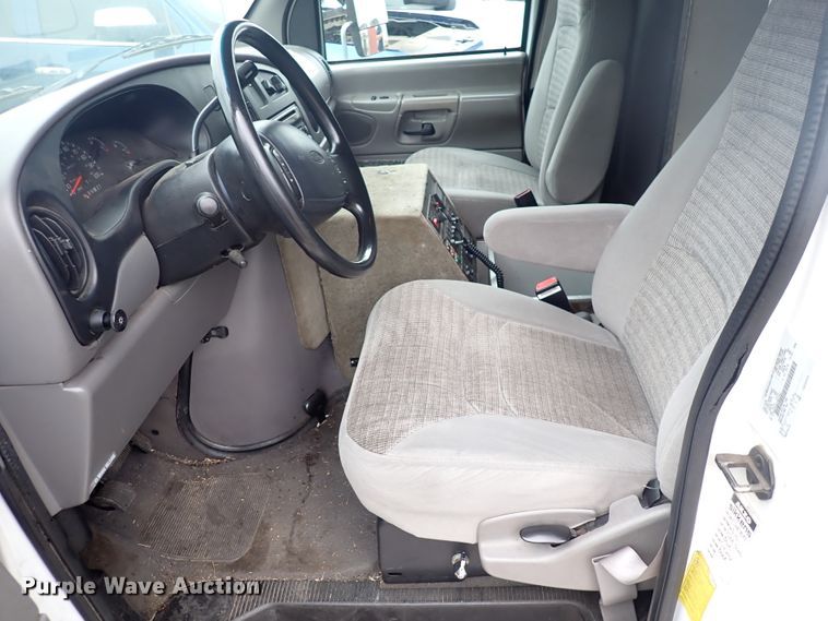 image for item DJ5729 2000 Ford Econoline E350  ambulance