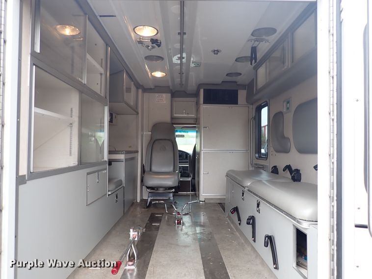 image for item DJ5729 2000 Ford Econoline E350  ambulance