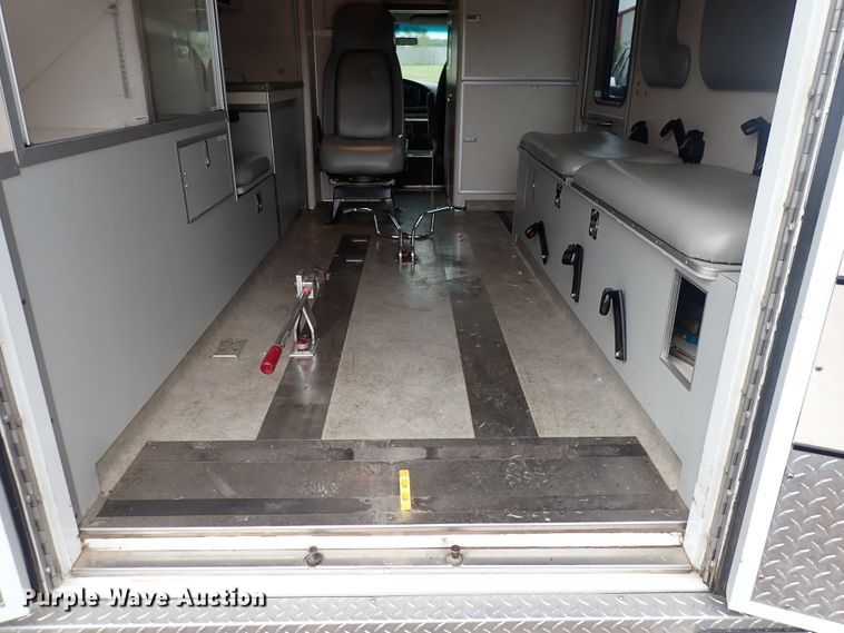 image for item DJ5729 2000 Ford Econoline E350  ambulance