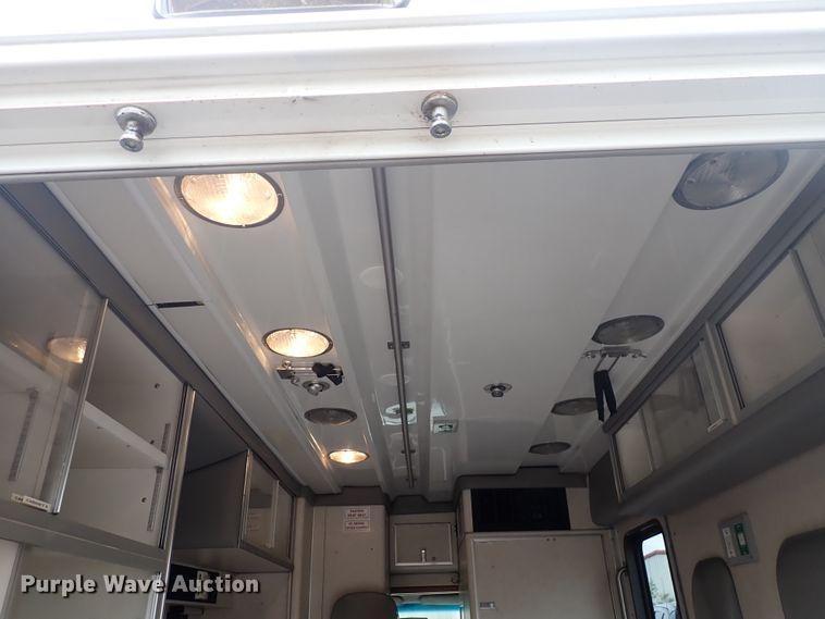 image for item DJ5729 2000 Ford Econoline E350  ambulance