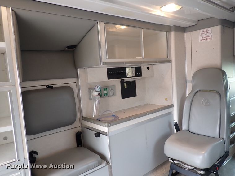 image for item DJ5729 2000 Ford Econoline E350  ambulance