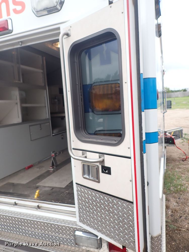 image for item DJ5729 2000 Ford Econoline E350  ambulance