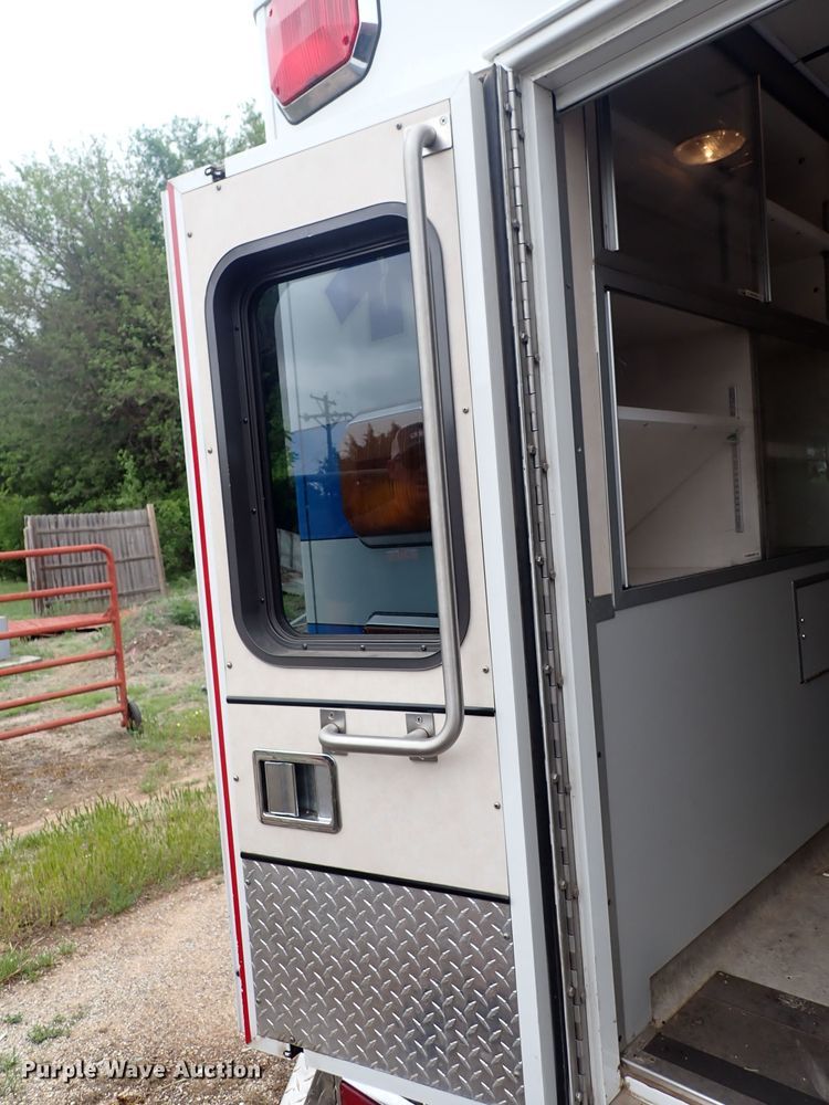 image for item DJ5729 2000 Ford Econoline E350  ambulance