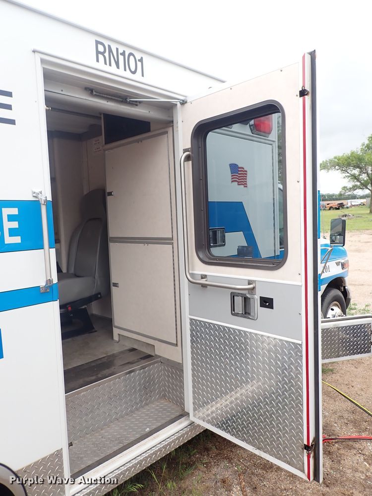 image for item DJ5729 2000 Ford Econoline E350  ambulance
