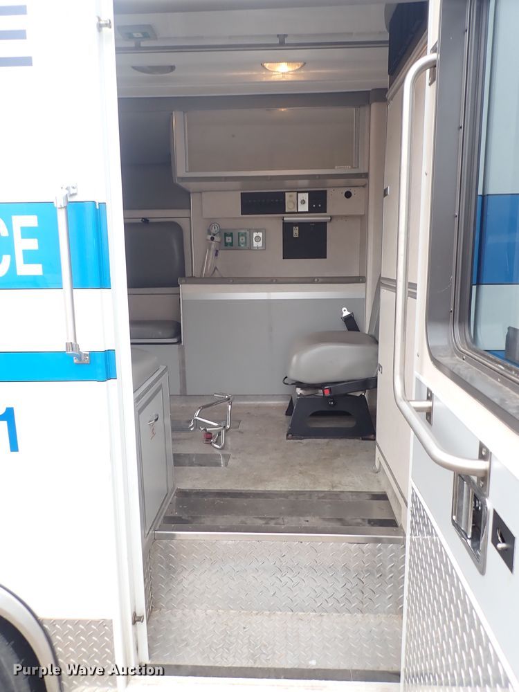 image for item DJ5729 2000 Ford Econoline E350  ambulance