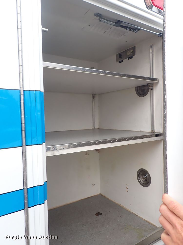 image for item DJ5729 2000 Ford Econoline E350  ambulance