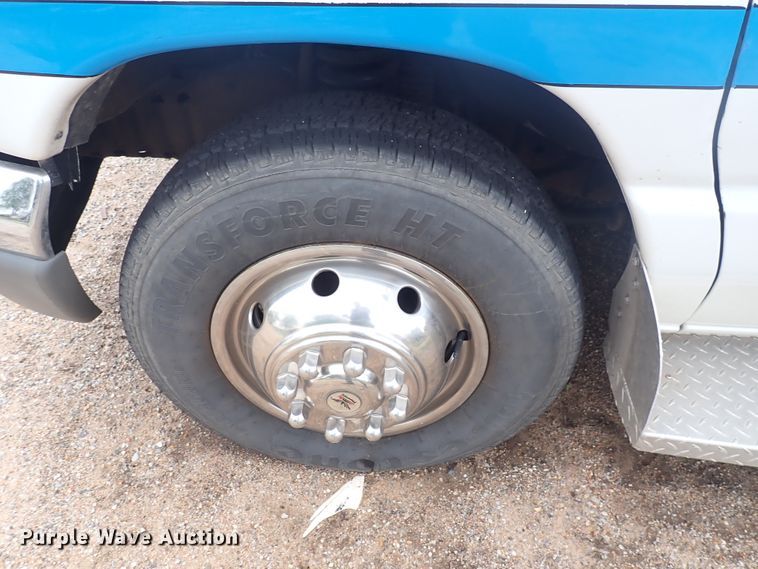 image for item DJ5729 2000 Ford Econoline E350  ambulance